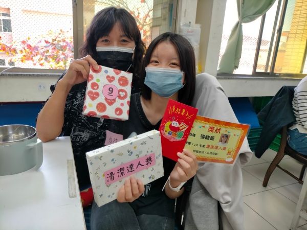 從低谷到典範　李家儀獲頒給力媽媽5